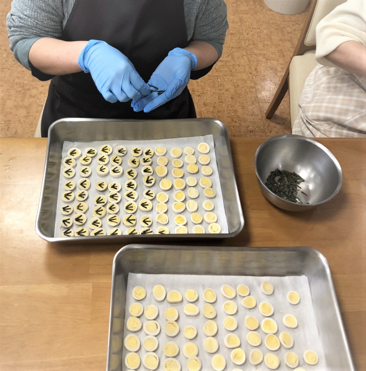 鬼ハンバーグの目玉作り